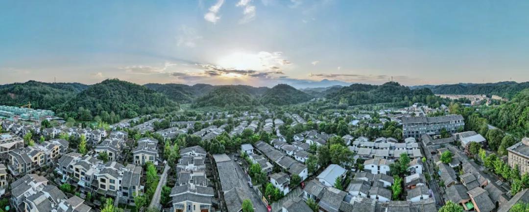 新华社旗下四大财经媒体看两会·聚焦金融“五篇大文章”丨托起幸福“夕阳红”——从全国两会看养老金融新图景(图1)