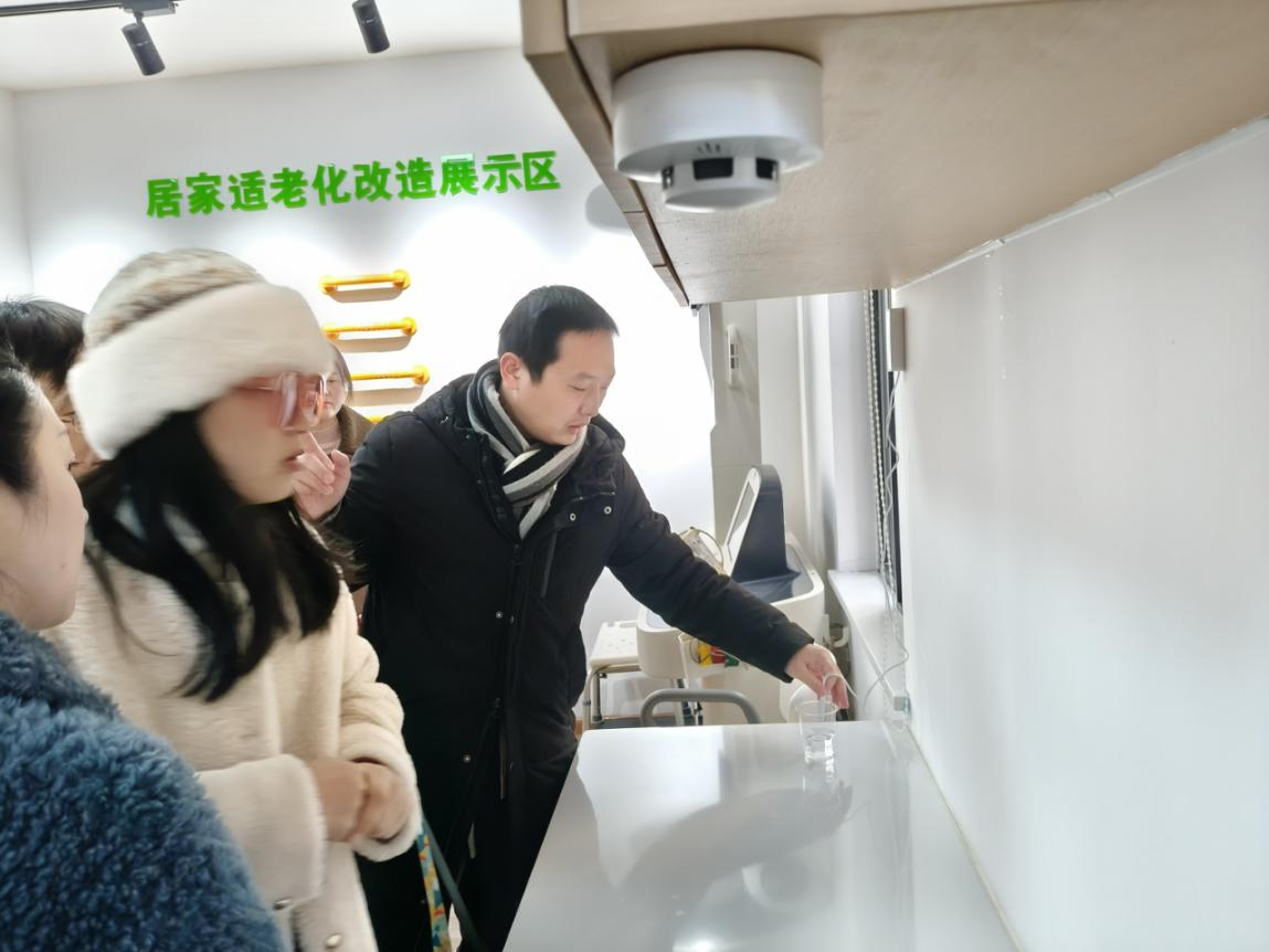 “AI赋能老年生活创新引领养老风尚” 佛祖岭街道举办人工智能养老社会实验社区宣传活动(图7)
