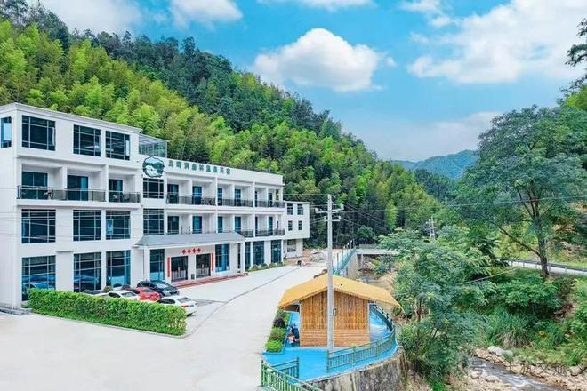 五指峰鸟鸣涧森林温泉民宿：矿泉水温泉森林康养之约(图1)