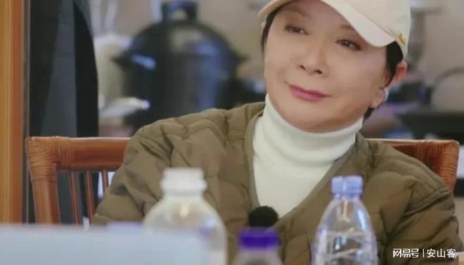 当李小冉抱着刘晓庆时谁注意到蔡明的表情她才是有智慧的女人(图2)