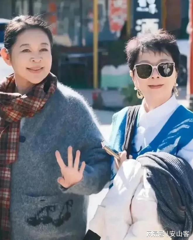 当李小冉抱着刘晓庆时谁注意到蔡明的表情她才是有智慧的女人(图5)