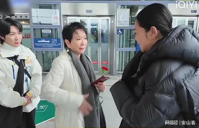当李小冉抱着刘晓庆时谁注意到蔡明的表情她才是有智慧的女人(图3)