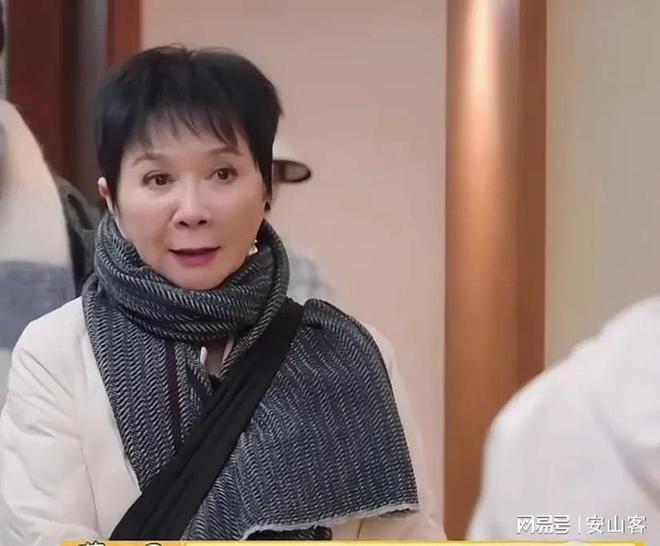 当李小冉抱着刘晓庆时谁注意到蔡明的表情她才是有智慧的女人(图6)