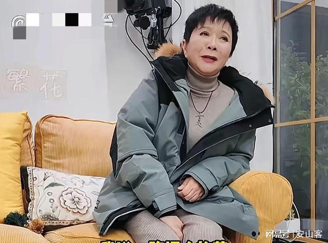当李小冉抱着刘晓庆时谁注意到蔡明的表情她才是有智慧的女人(图10)