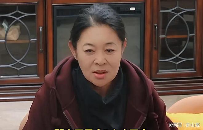 当李小冉抱着刘晓庆时谁注意到蔡明的表情她才是有智慧的女人(图9)
