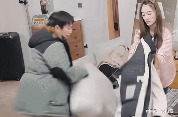 当李小冉抱着刘晓庆时谁注意到蔡明的表情她才是有智慧的女人(图13)