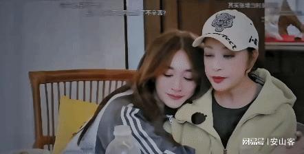 当李小冉抱着刘晓庆时谁注意到蔡明的表情她才是有智慧的女人(图16)