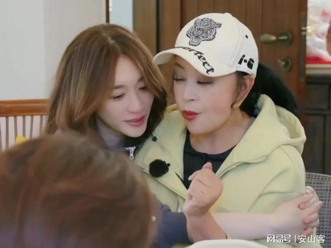 当李小冉抱着刘晓庆时谁注意到蔡明的表情她才是有智慧的女人(图17)