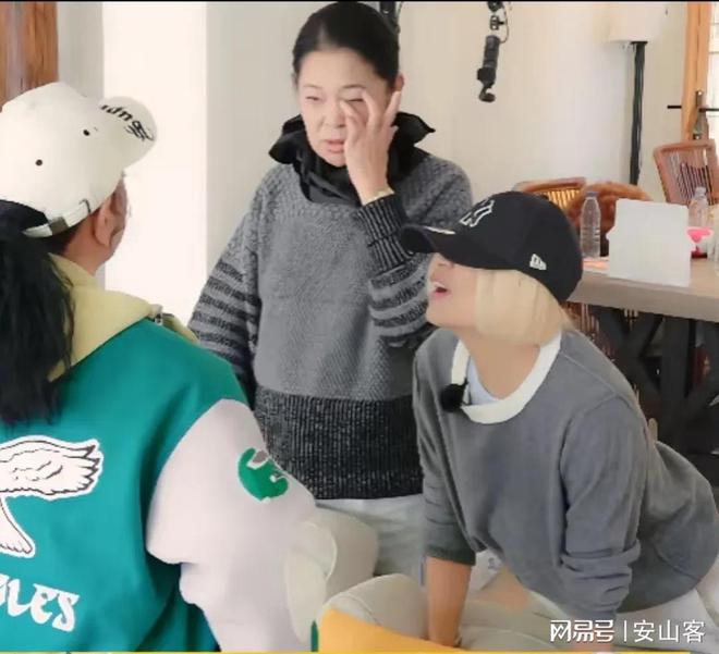 当李小冉抱着刘晓庆时谁注意到蔡明的表情她才是有智慧的女人(图18)