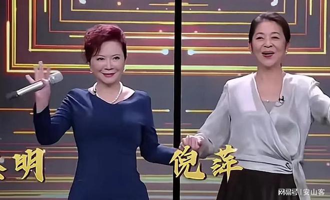 当李小冉抱着刘晓庆时谁注意到蔡明的表情她才是有智慧的女人(图20)