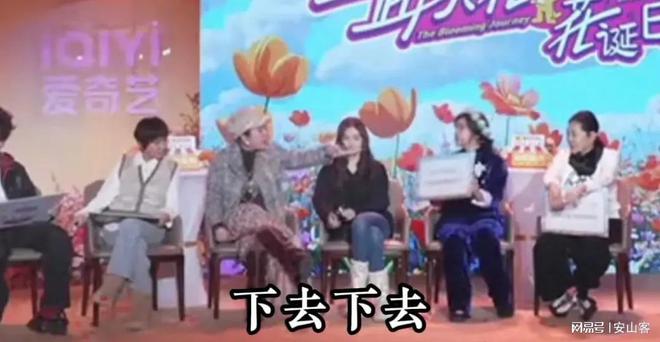 当李小冉抱着刘晓庆时谁注意到蔡明的表情她才是有智慧的女人(图23)