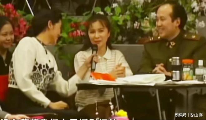 当李小冉抱着刘晓庆时谁注意到蔡明的表情她才是有智慧的女人(图21)