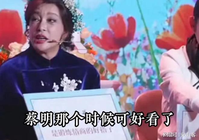 当李小冉抱着刘晓庆时谁注意到蔡明的表情她才是有智慧的女人(图22)