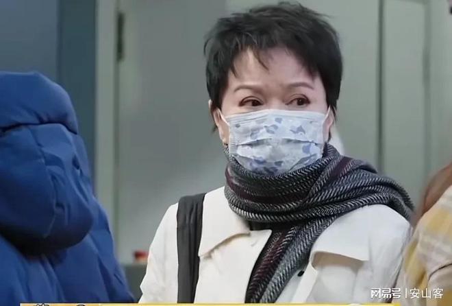 当李小冉抱着刘晓庆时谁注意到蔡明的表情她才是有智慧的女人(图25)