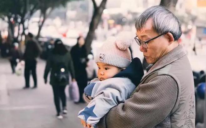 三个子女轮流给我养老后才发现：人老了退休金和存款比什么都重要(图3)